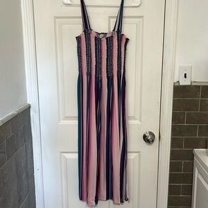 Women’s size medium summer flowing dress comfortable fit strap dress no sleeves.